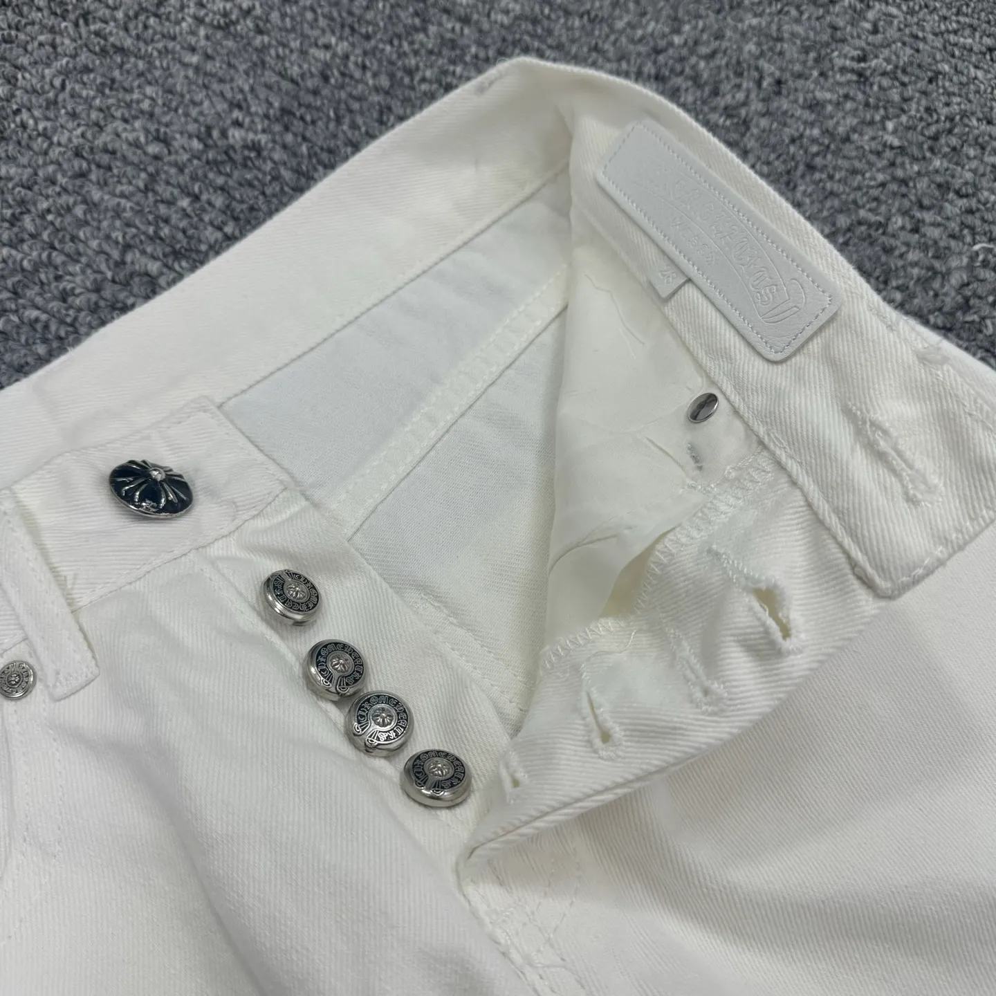 P280 Style No.: H821 Chrome Heart & Chrome Heart White Bull King Metal Cross Patch Leather Jeans ChromeHearts#Design Jeans Invincible Texture Ceiling-Level Jeans Hard to Find at the Counter‼ ️ Cross patchwork leather jeans, top-notch heavy-duty washing process, calfskin laser-cut cross, distressed silver hardware, straight-leg version slimming the upper body, that lesbian style Color: White Size: S M L XL